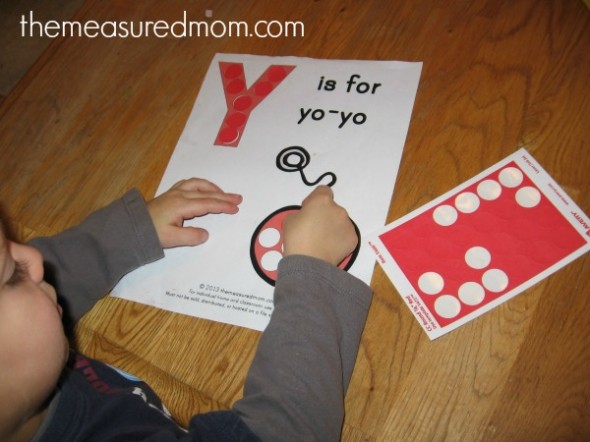 Get this free printable activity page for letter Y for your preschooler!