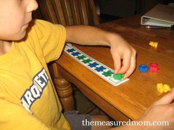 Love the simplicity of these pattern activities for preschoolers. Looking for pattern activities for kindergarten or preschool? Find 15 simple and fun pattern activities... with free printables!