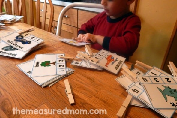 Practice syllable counting with these free syllable cards! Count the chunks in 1,2,3, and 4 syllable words. This free syllable activity is great for kindergarten! Just have your students clip the number on the syllable cards. For 1, 2, 3, or 4 syllables.