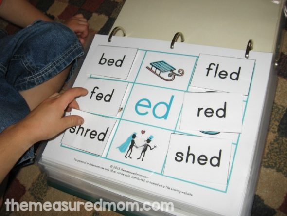 Love this set of 35 reading mats. Great activity for teaching kids to read short vowel word families!