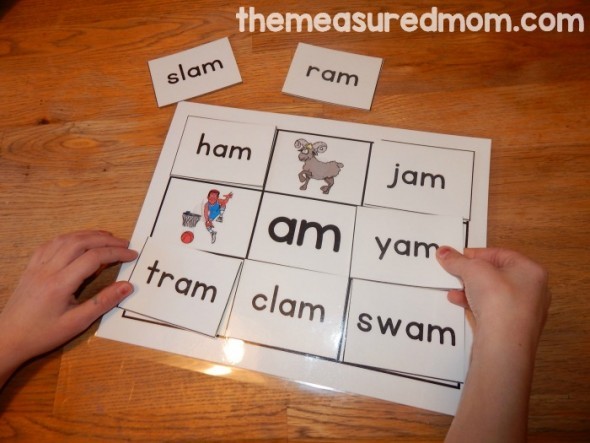 Love this set of 35 reading mats. Great activity for teaching kids to read short vowel word families!